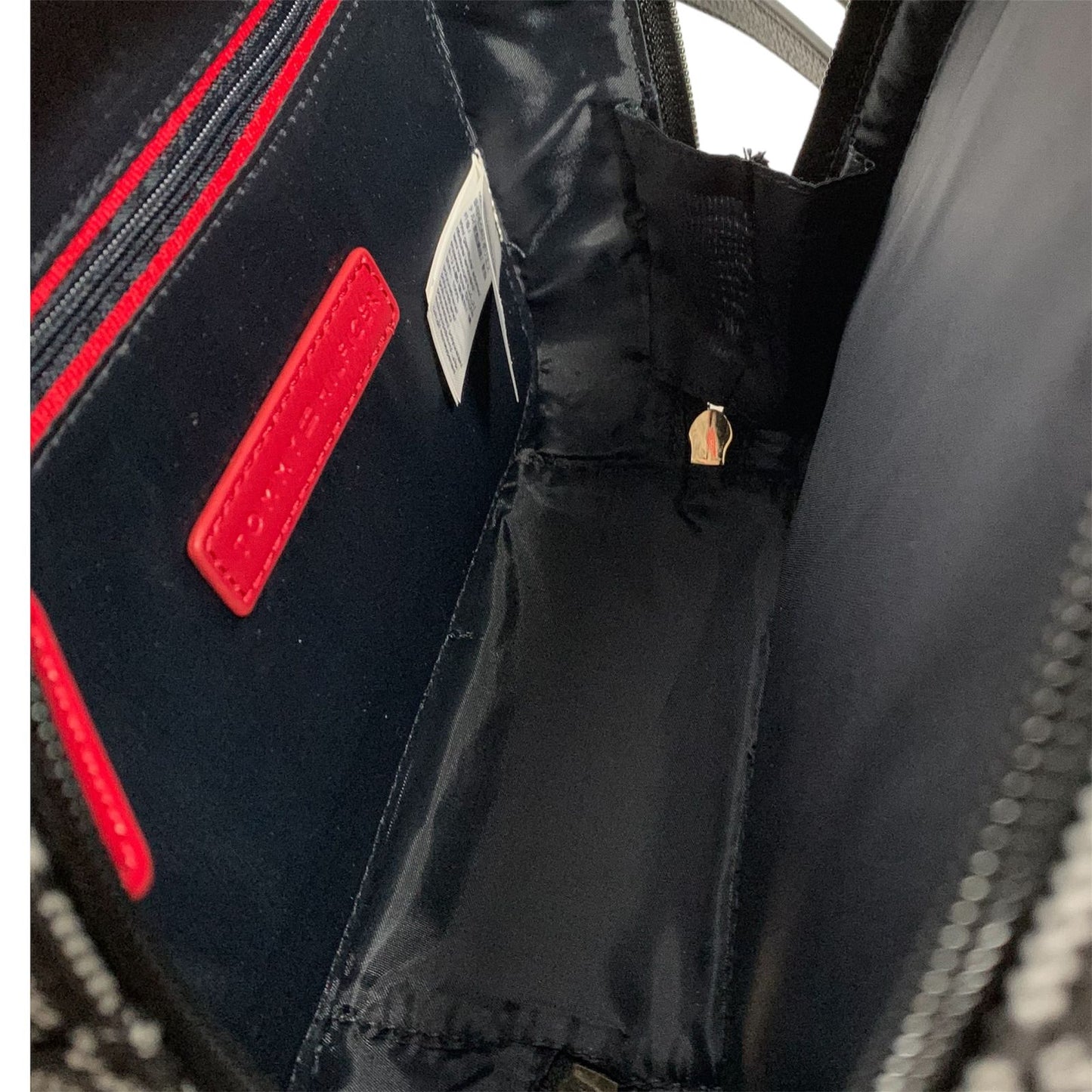 BOLSA TOMMY HILFIGER NEGRA CON ESTAMPADO