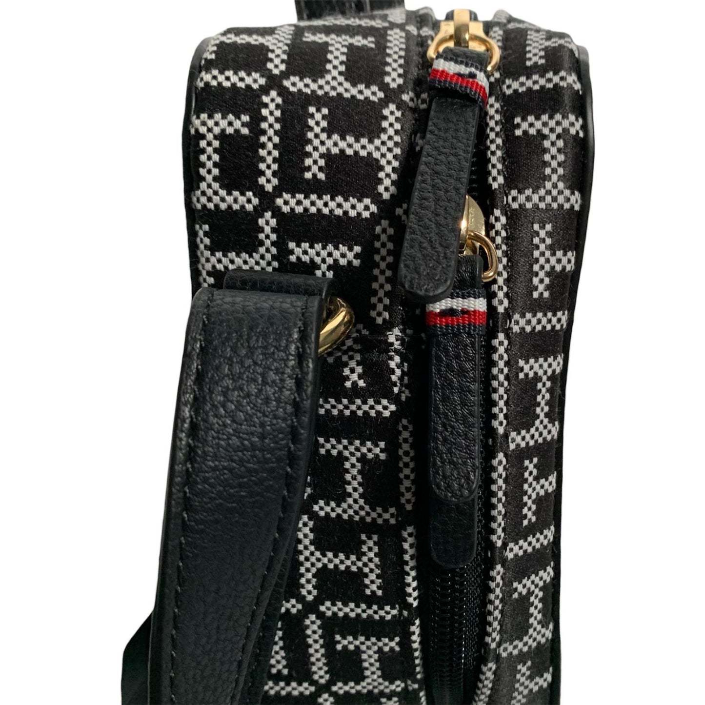 BOLSA TOMMY HILFIGER NEGRA CON ESTAMPADO